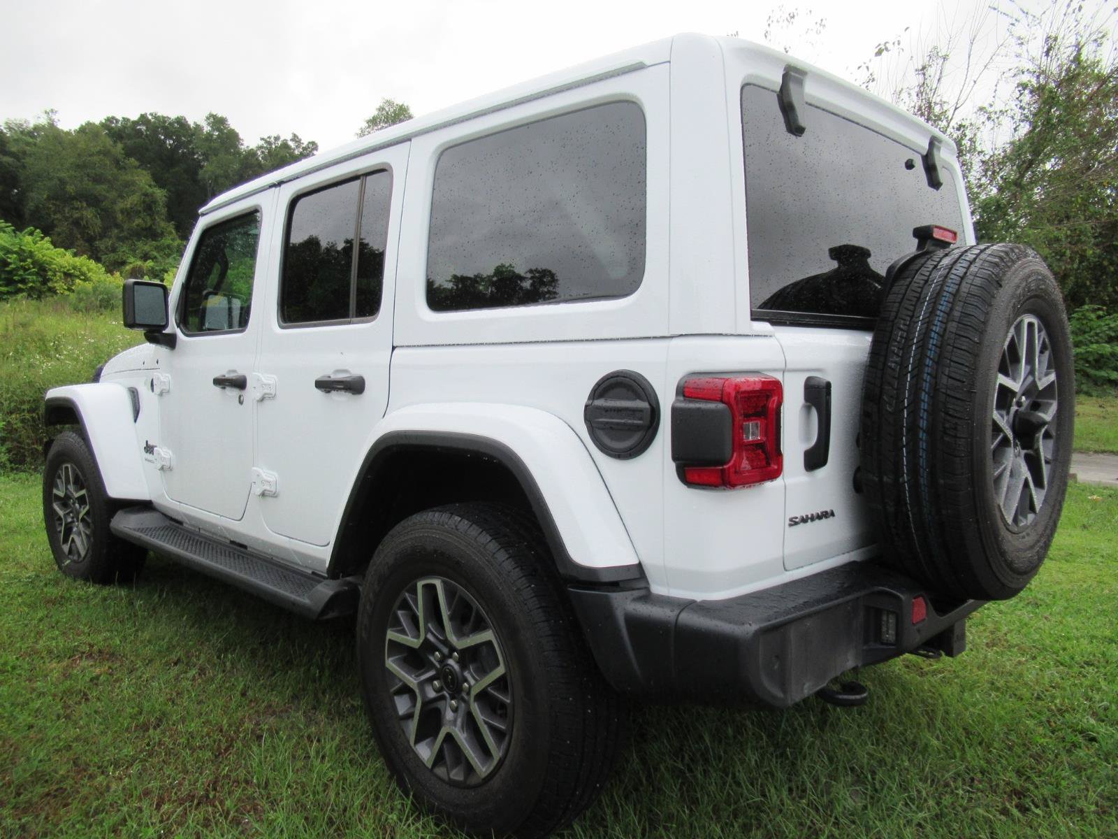 Used 2026 Jeep Wrangler Unlimited Sahara AWD/4WD image 3