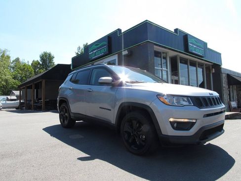 Used 2018 Jeep Compass Latitude w/ Popular Equipment Group FWD image 2