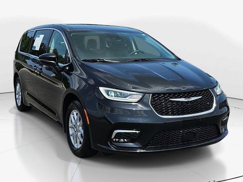 Used 2023 Chrysler Pacifica Touring-L FWD image 3