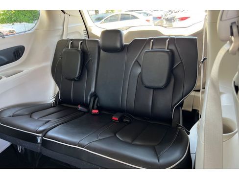 Used 2023 Chrysler Pacifica Limited image 17