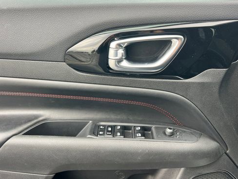 Used 2024 Jeep Compass Trailhawk image 11