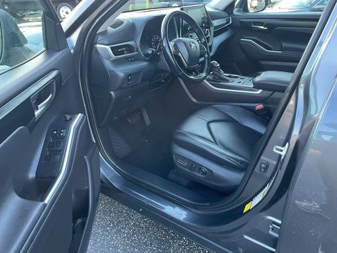 Used 2020 Toyota Highlander XLE AWD/4WD image 9