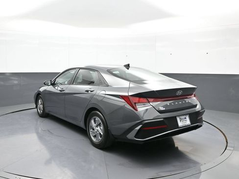 Certified 2025 Hyundai Elantra SE FWD image 8