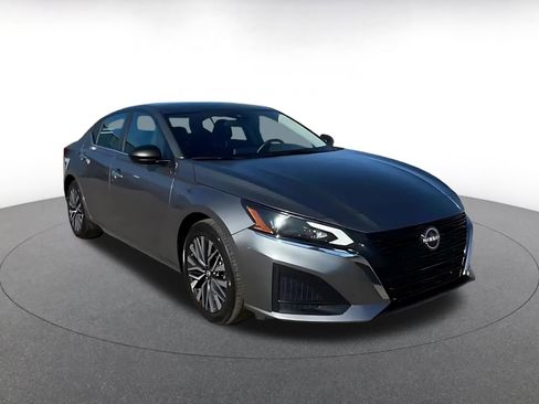 Used 2025 Nissan Altima 2.5 SV image 3