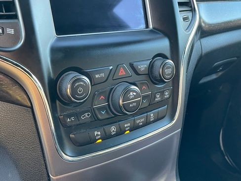 Used 2018 Jeep Grand Cherokee Laredo AWD/4WD image 17