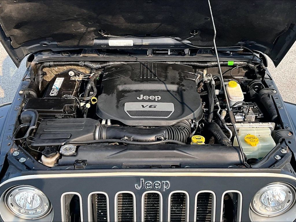 Used 2017 Jeep Wrangler Sahara w/ Connectivity Group AWD/4WD image 11