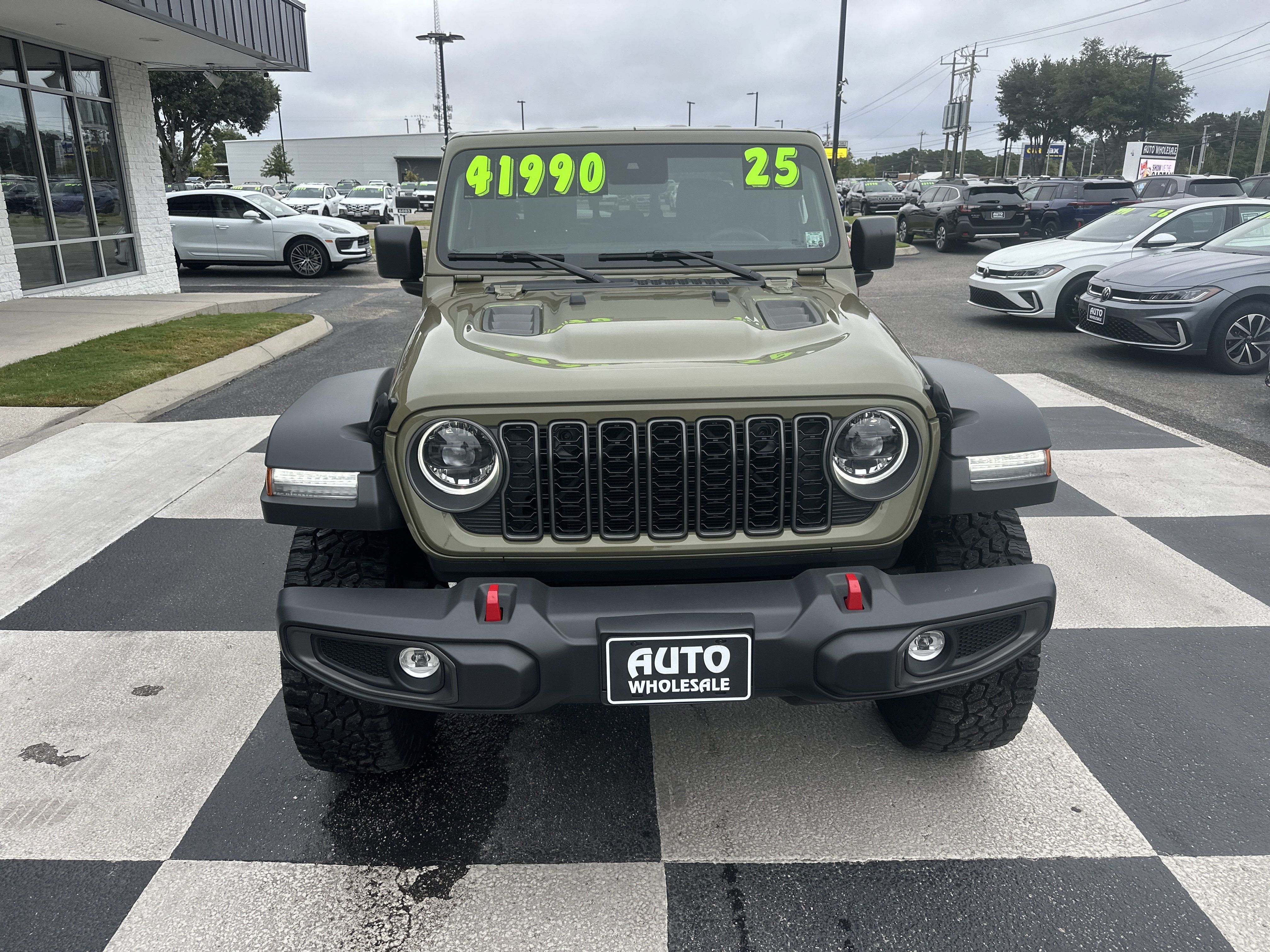 Used 2025 Jeep Gladiator Rubicon w/ Convenience Group AWD/4WD image 2