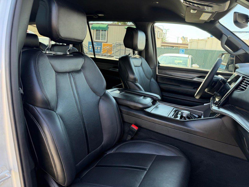 Used 2024 Jeep Wagoneer Series II w/ Flexible Seating Group RWD image 22