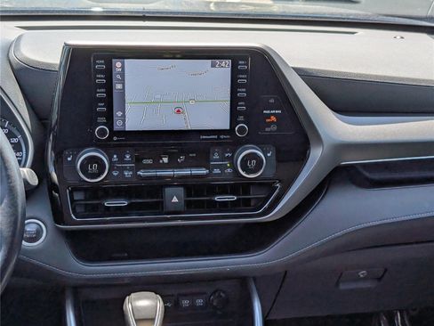 Used 2020 Toyota Highlander XLE AWD/4WD image 19