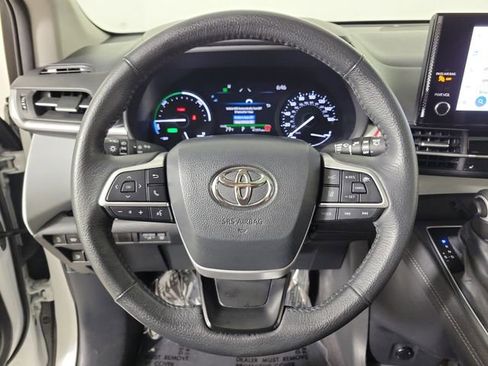 Used 2025 Toyota Sienna XLE FWD image 27