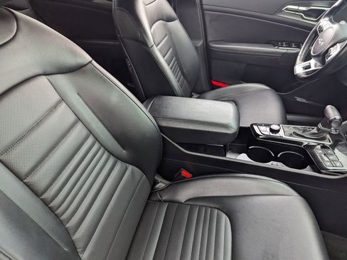 Used 2025 Kia Sportage SX image 11