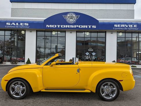 Used 2004 Chevrolet SSR w/ Preferred Equipment Group RWD image 25