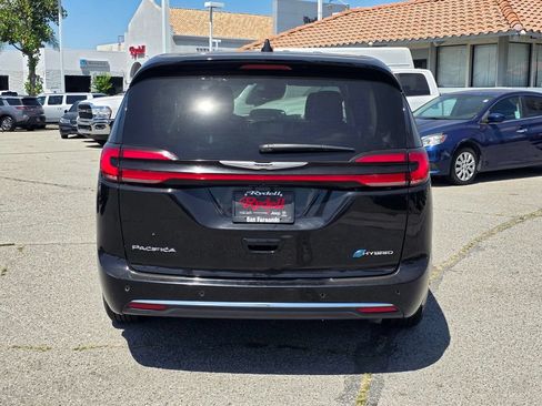 Certified 2024 Chrysler Pacifica Limited FWD image 7