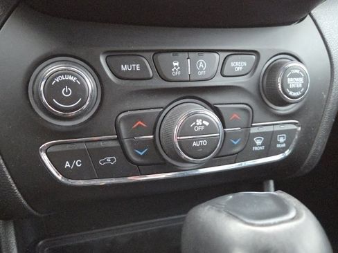 Used 2021 Jeep Cherokee Trailhawk image 18