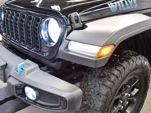 Used 2024 Jeep Wrangler Unlimited AWD/4WD image 32