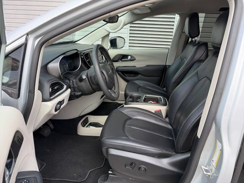 Used 2024 Chrysler Pacifica Touring-L FWD image 6