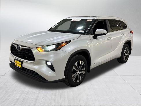Used 2023 Toyota Highlander XLE AWD/4WD image 3