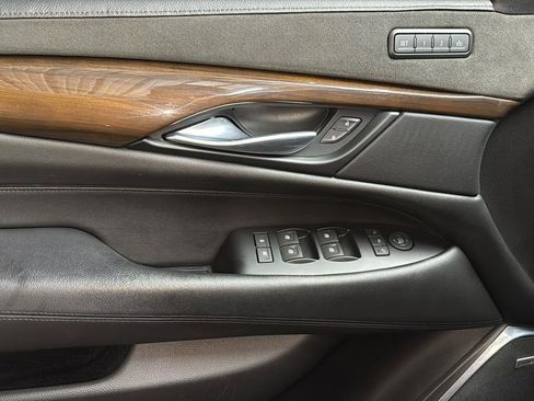Used 2018 Cadillac Escalade Luxury image 12