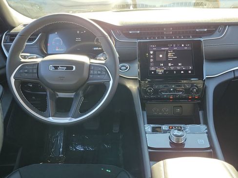 New 2025 Jeep Grand Cherokee Altitude image 4