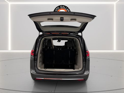 Used 2022 Chrysler Pacifica Touring-L FWD image 26