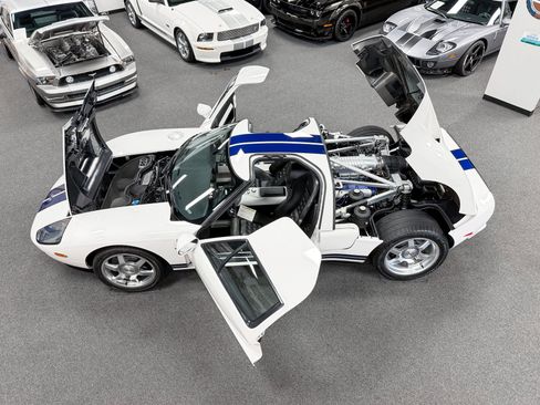 Used 2005 Ford GT RWD image 11