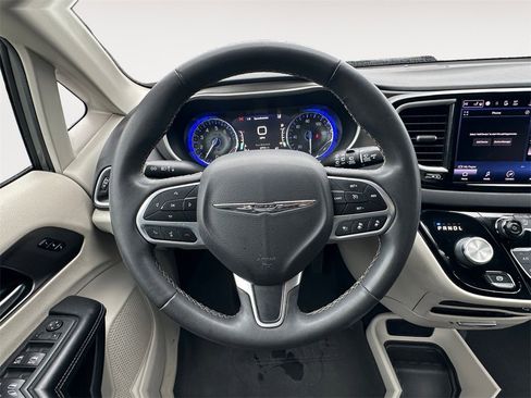 Used 2022 Chrysler Pacifica Touring-L image 12