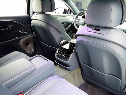 Used 2023 Bentley Flying Spur V8 image 38