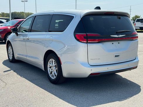 Used 2024 Chrysler Pacifica Touring-L FWD image 6