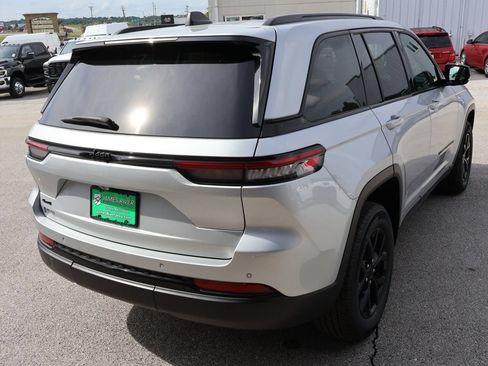 Used 2025 Jeep Grand Cherokee Altitude AWD/4WD image 5