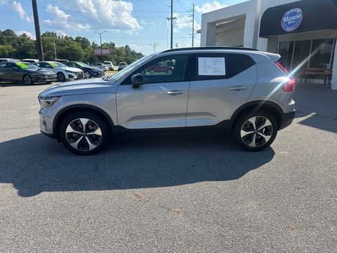 Used 2023 Volvo XC40 B4 Ultimate FWD image 2