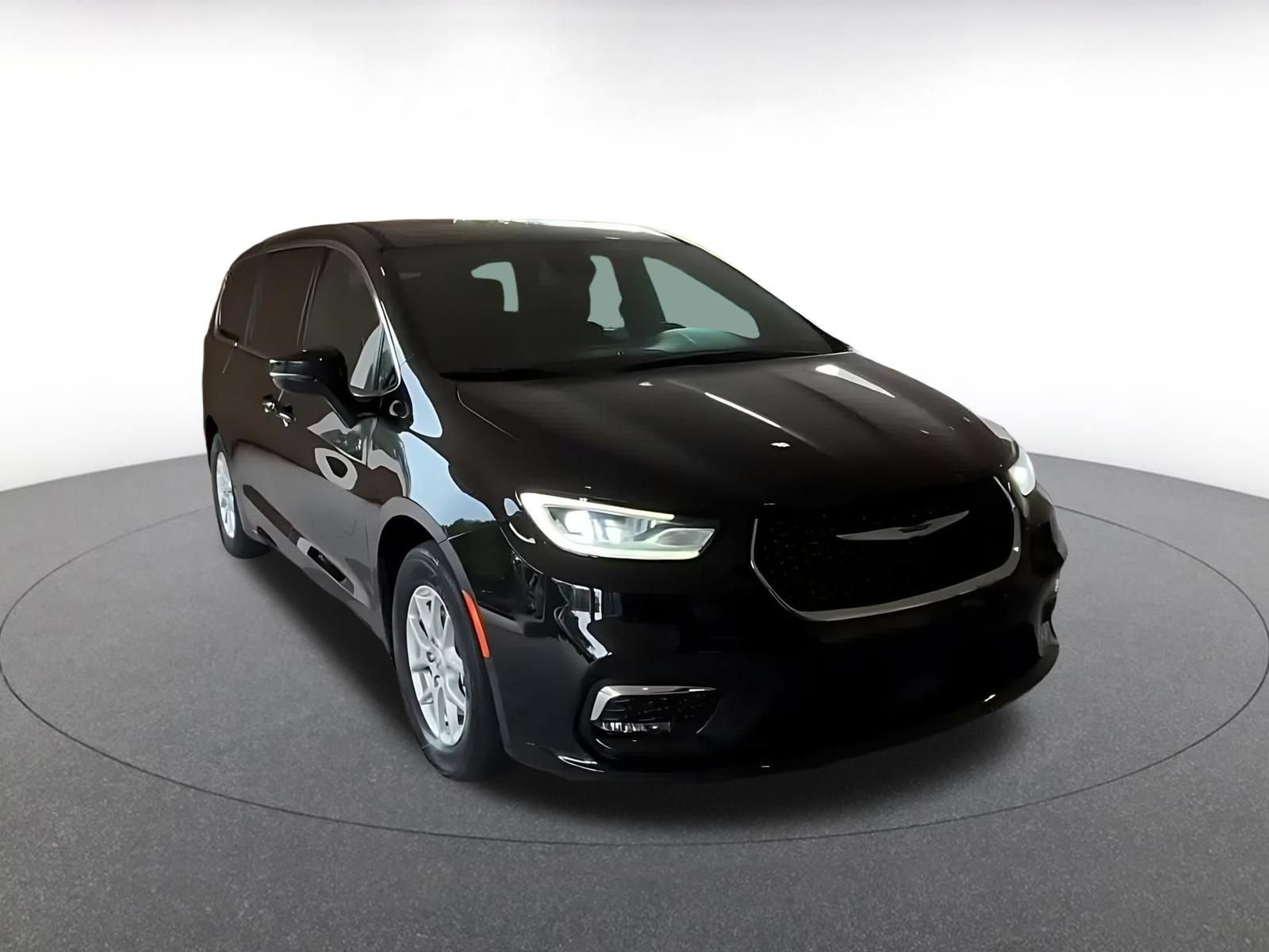Used 2025 Chrysler Pacifica Select FWD image 3