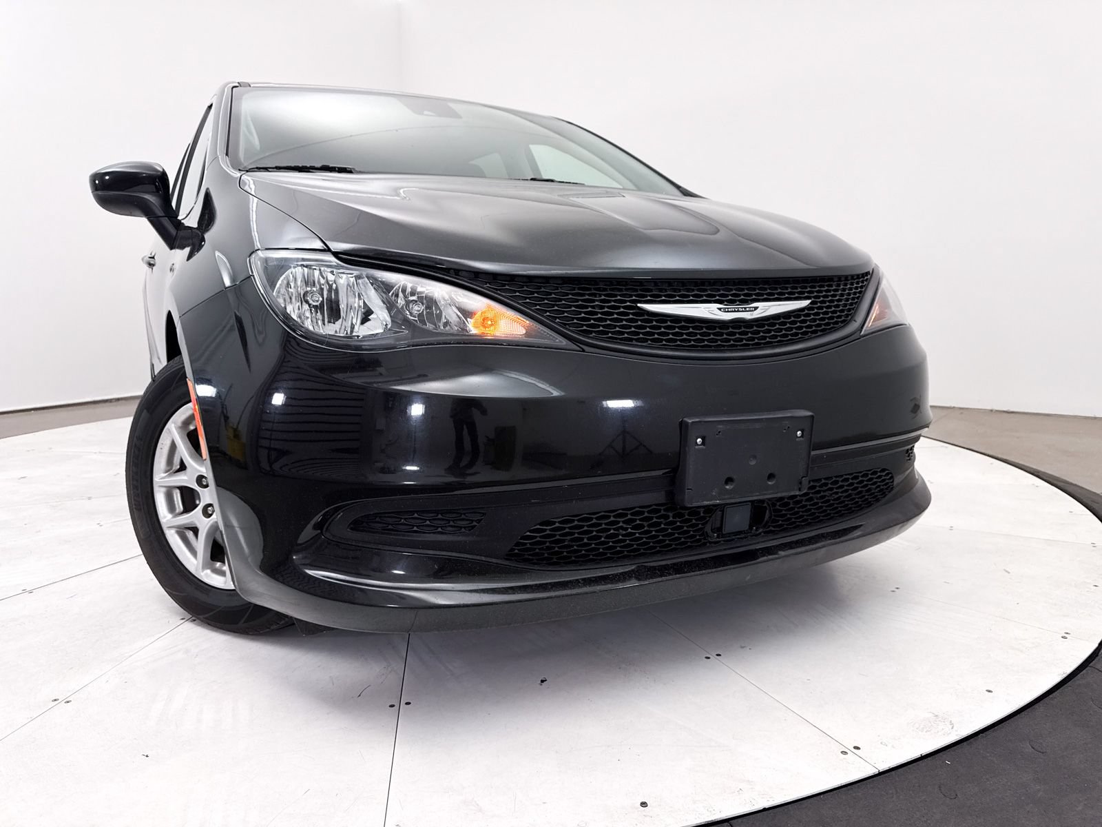 Used 2023 Chrysler Voyager LX FWD image 5