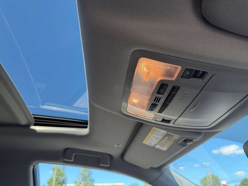 Used 2019 Toyota Highlander XLE AWD/4WD image 23