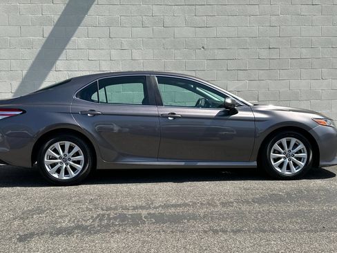 Used 2018 Toyota Camry LE FWD image 3