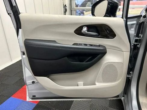 Used 2024 Chrysler Pacifica Limited FWD image 10