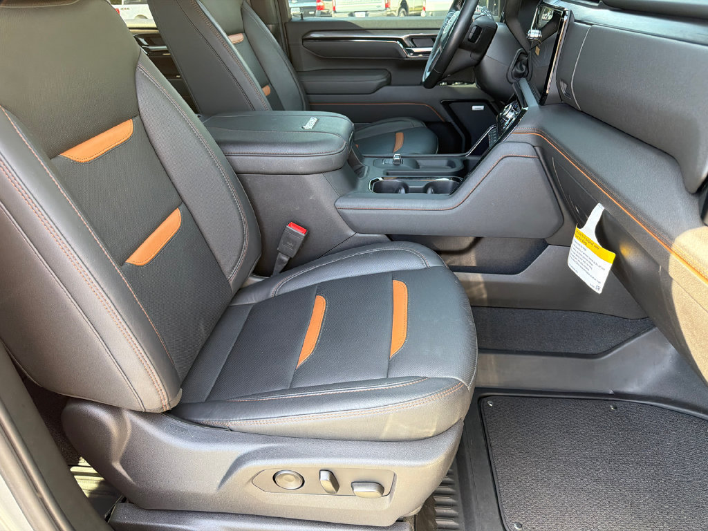 Used 2025 GMC Sierra 3500 AT4 w/ Technology Package AWD/4WD image 13