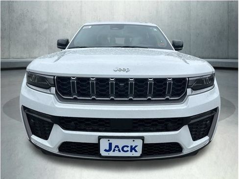 New 2026 Jeep Grand Cherokee L Limited w/ Luxury Tech Group II AWD/4WD image 9