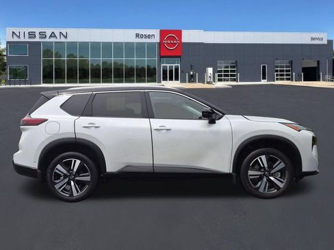 Used 2025 Nissan Rogue SL w/ Tech Package AWD/4WD image 2