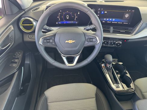 New 2025 Chevrolet Trax LT w/ LT Convenience Package image 17