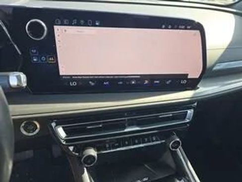 Used 2024 Chevrolet Traverse LT image 6