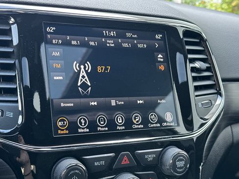 Used 2019 Jeep Grand Cherokee Laredo image 20