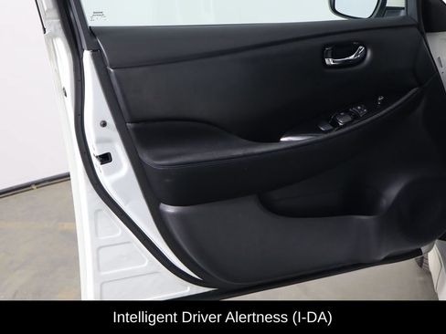 Used 2021 Nissan Leaf SV w/ SV Technology Package FWD image 17