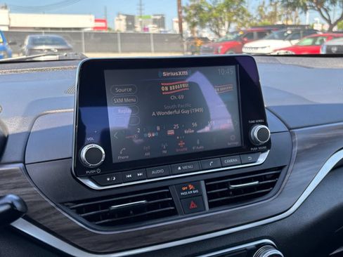 Used 2025 Nissan Altima 2.5 SV FWD image 16
