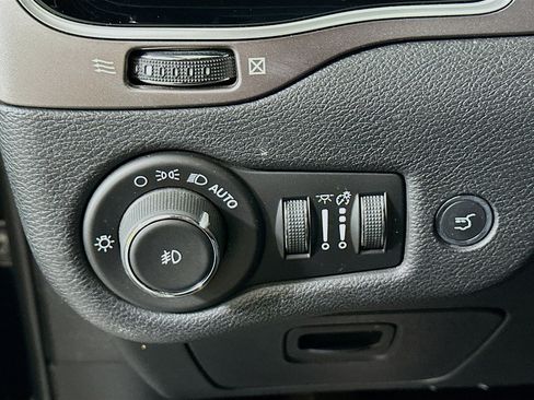 Used 2019 Jeep Cherokee Limited AWD/4WD image 16