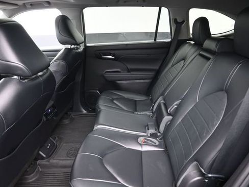 Used 2023 Toyota Highlander XLE AWD/4WD image 13