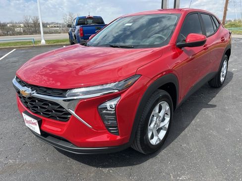 New 2026 Chevrolet Trax LS w/ LS Convenience Package FWD image 9
