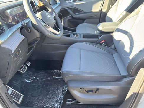 New 2026 Volkswagen Tiguan SE R-Line FWD image 13