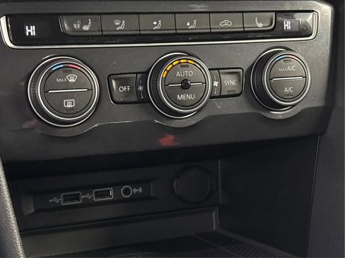 Used 2020 Volkswagen Tiguan SEL image 39