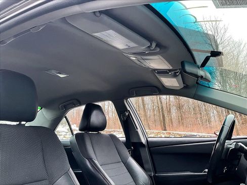 Used 2017 Toyota Camry SE image 19