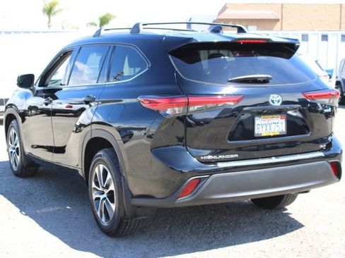 Used 2022 Toyota Highlander XLE AWD/4WD image 3